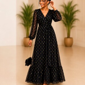 Robe longue noire élégante ornée